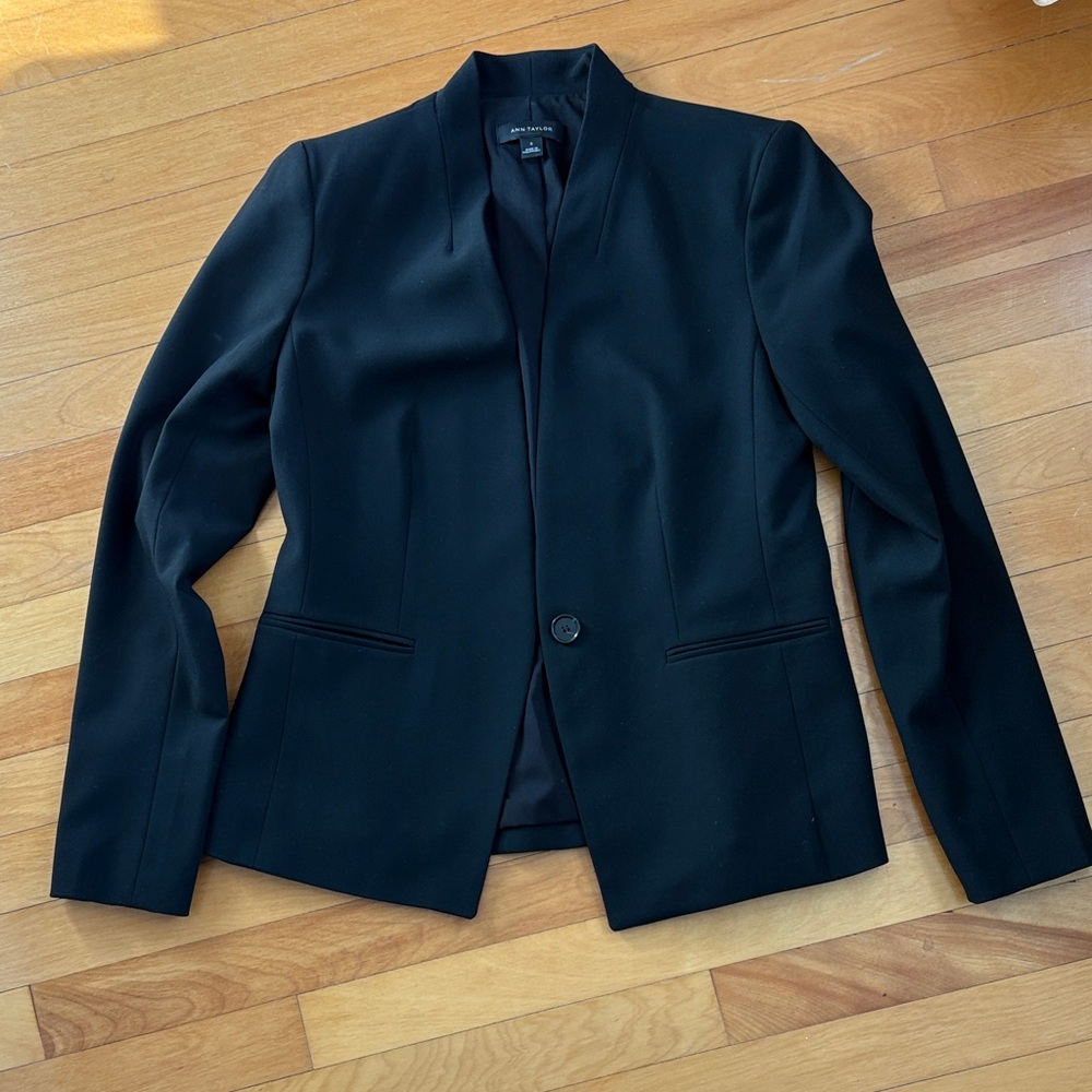 Ann Taylor Classic Black collarless Blazer in bistretch